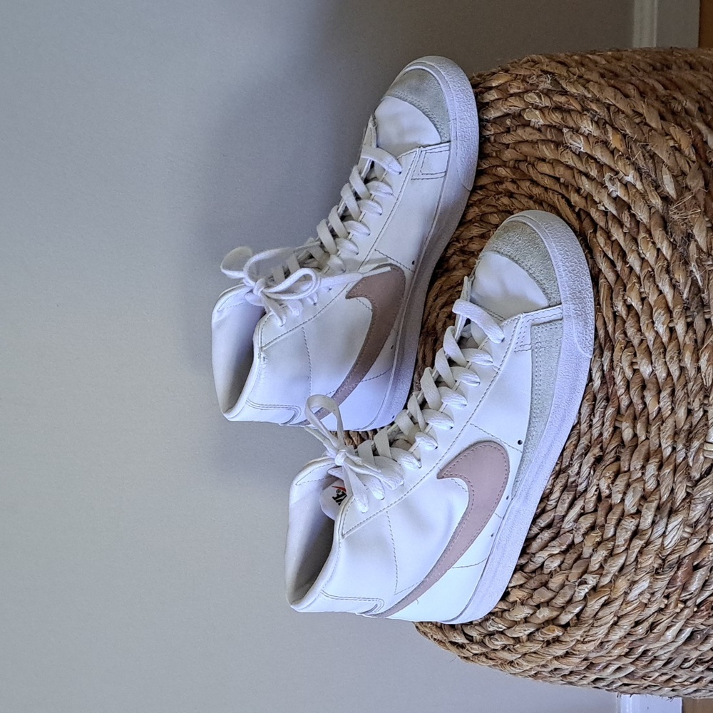 Nike Womens Blazer Mid ‘77‎ White Leather High-Top Sneakers Blush Stripe S-9